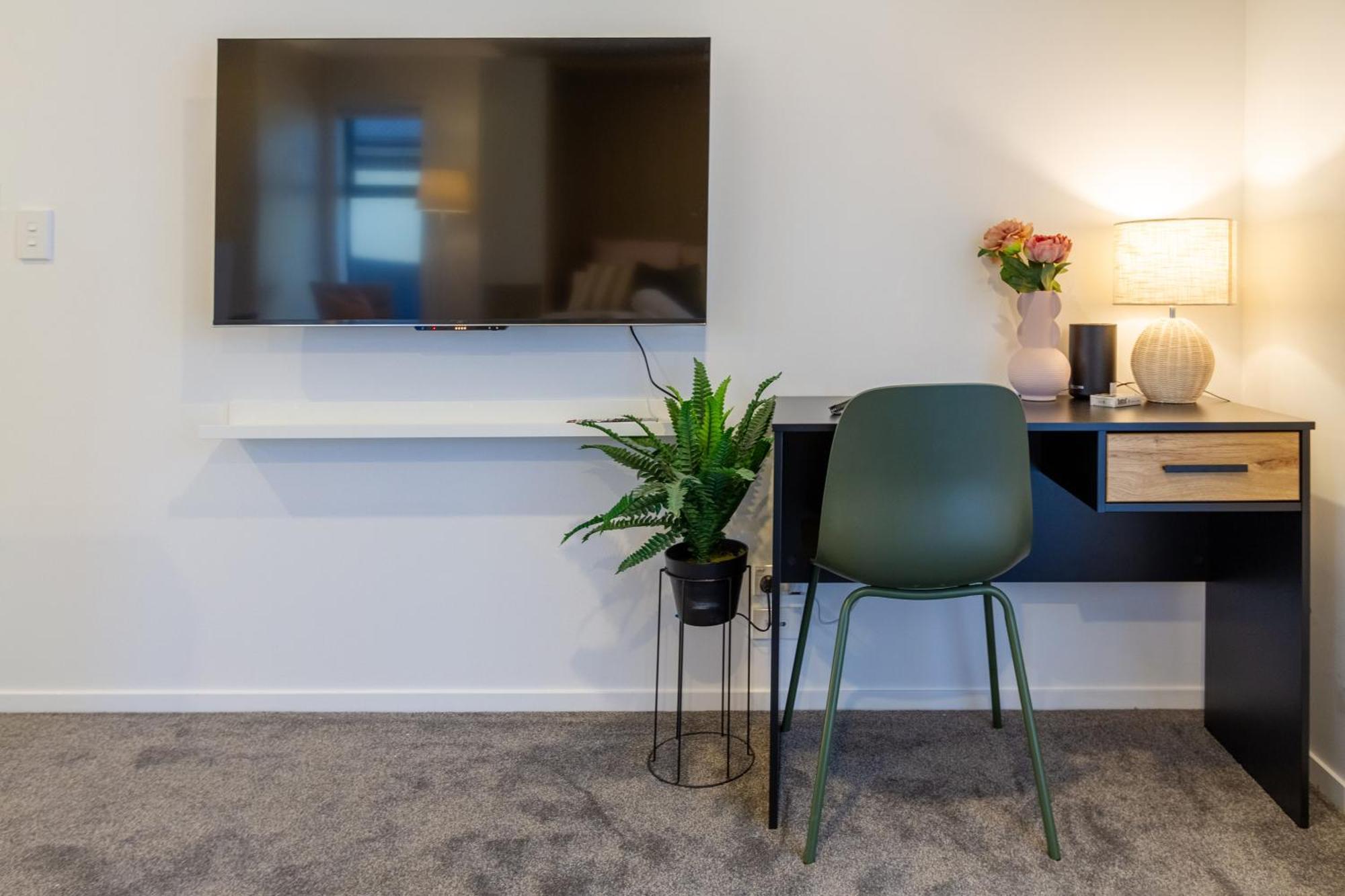 Luxury Studio With Balcony - Close To Supermarket Christchurch Exterior photo
